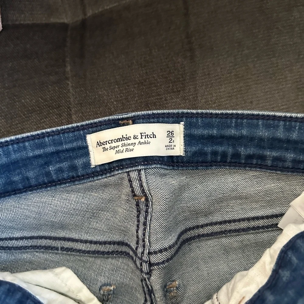 NWOT Abercrombie & Fitch Jeans with Rips Super Skinny Mid Rise